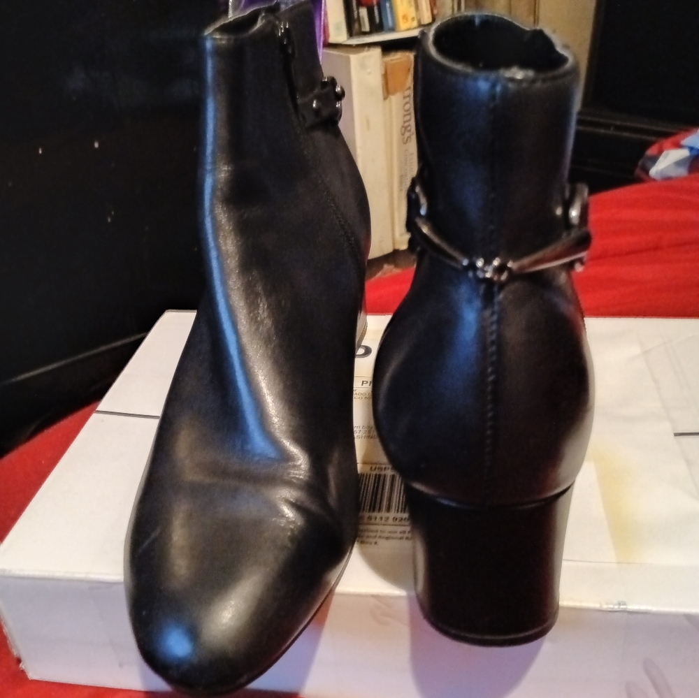 Short black boot - Picture 2 of 2